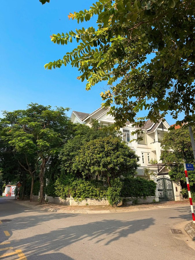 :SIÊU PHẨM BIỆT THỰ SÂN VƯỜN CHU HUY MÂN – NGUYỄN LAM – LÔ GÓC – ĐỐI DIỆN VINHOMES RIVERSIDE – 216M² – 97 TỶ