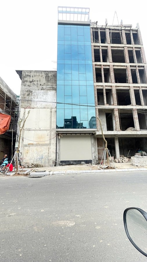 Bán nhà mặt phố La Thành, quận Đống Đa, Hà Nội, diện tích 33,1m², xây dựng 7 tầng kiên cố, mặt tiền rộng khoảng 5,2m và có thang máy.