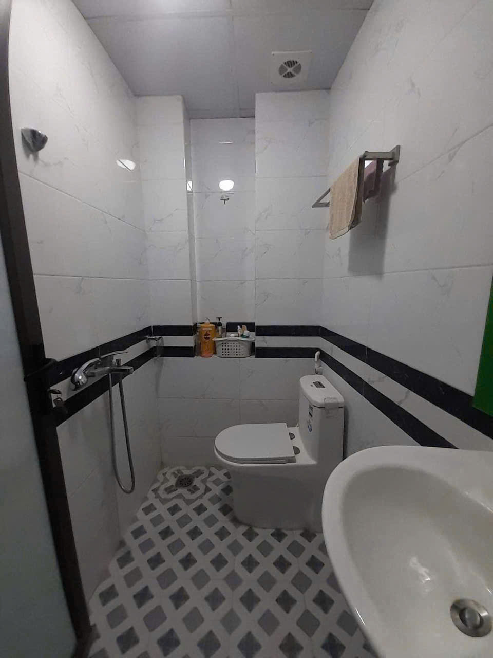 Cho thuê nhà ngõ 218 Khâm Thiên, phường Khâm Thiên, Đống Đa, Hà Nội - 4 tầng, 3 phòng ngủ, có sân để xe - Hình 2