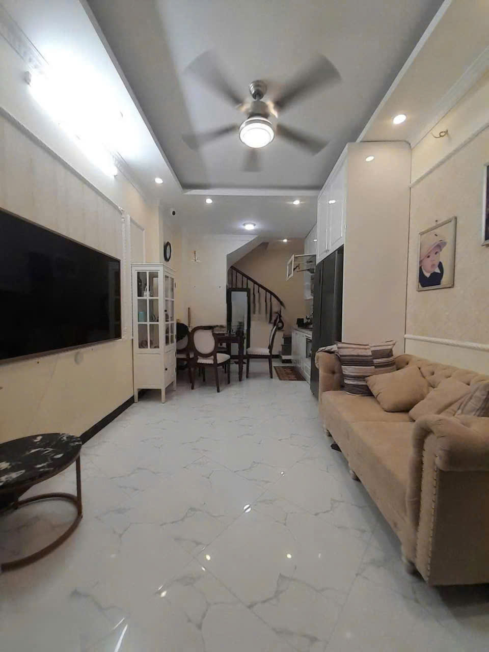 Cho thuê nhà ngõ 218 Khâm Thiên, phường Khâm Thiên, Đống Đa, Hà Nội - 4 tầng, 3 phòng ngủ, có sân để xe